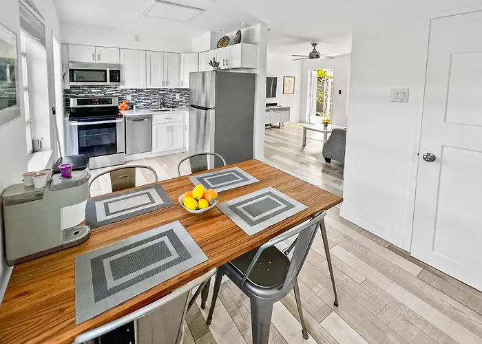 Stylish Tropical Key West Home - Private Yard, Free Parking & Laundry