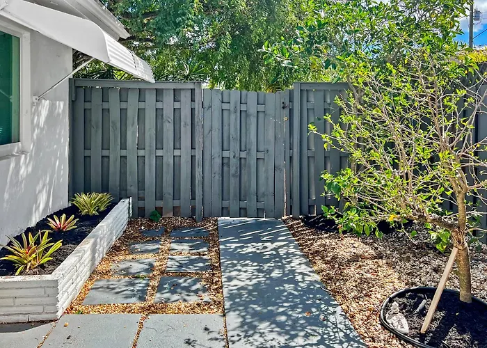 Stylish Tropical Key West Home - Private Yard, Free Parking & Laundry