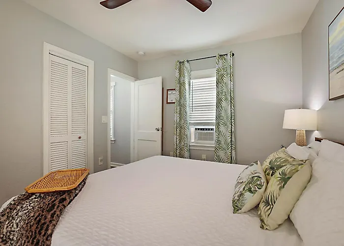 Steps To Beach & Downtown! Cozy Beach Bungalow #3