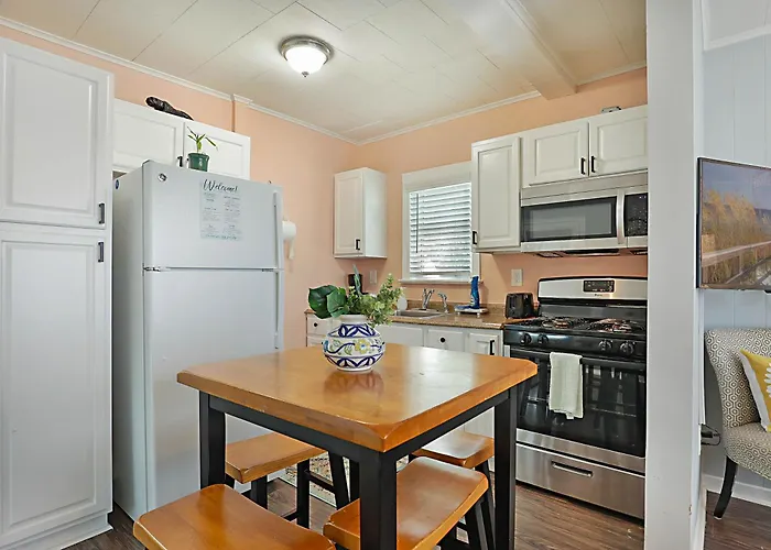 Steps To Beach & Downtown! Cozy Beach Bungalow #3