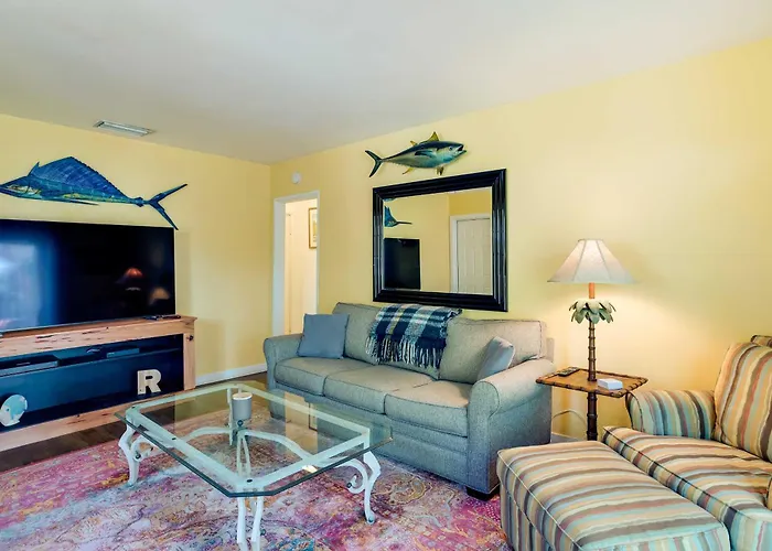 West Palm Beach Home With Fenced-In Yard And Deck!