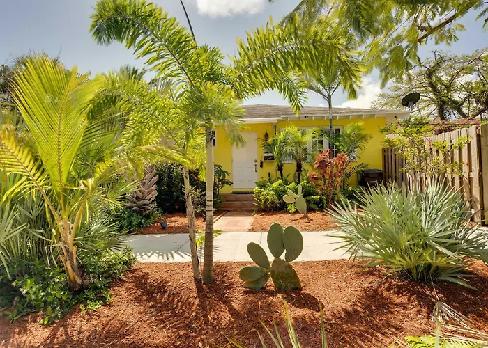 West Palm Beach Home With Fenced-In Yard And Deck!