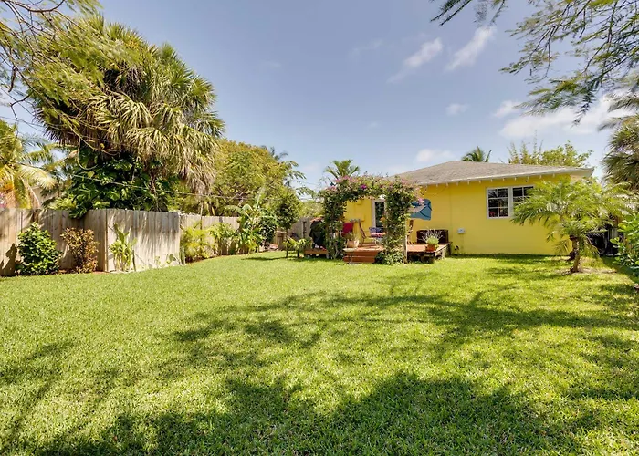 West Palm Beach Home With Fenced-In Yard And Deck!
