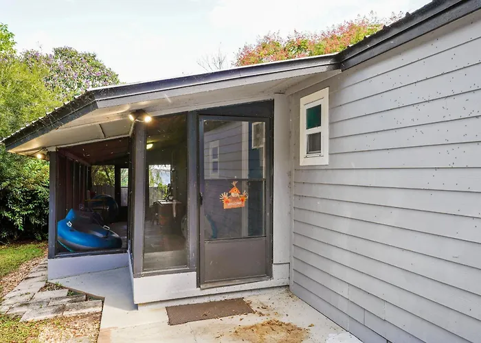 Lake Clinch Waterfront Home: Screened Porches