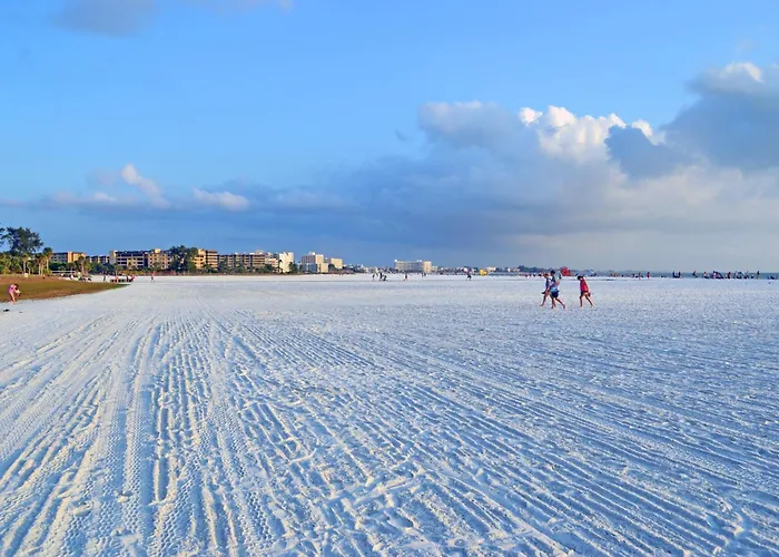 A Few Steps From The Beach With Community Pool