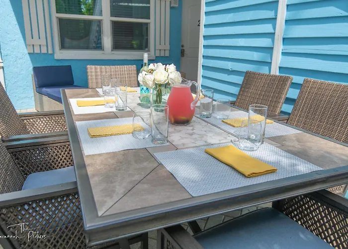 Elevated Ocean Views - 2 Bd - Walk To The Beach