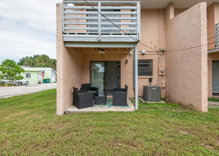 Amazing 2 Bedroom Townhouse Near Beach