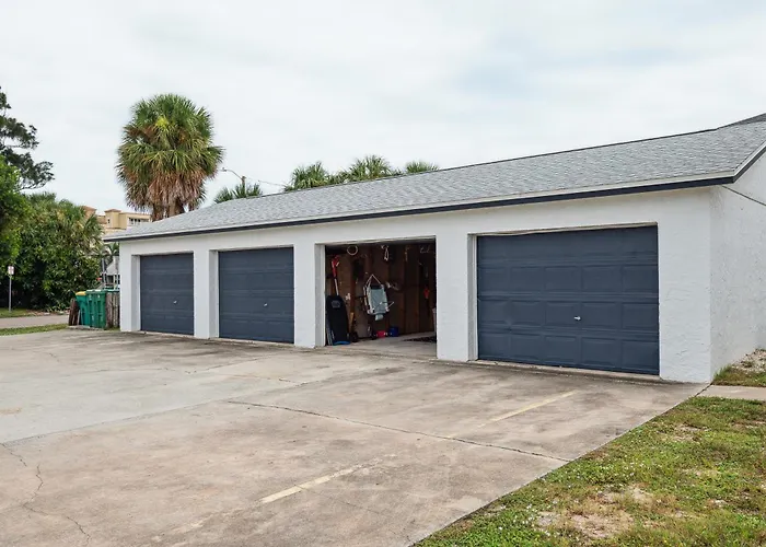 Amazing 2 Bedroom Townhouse Near Beach