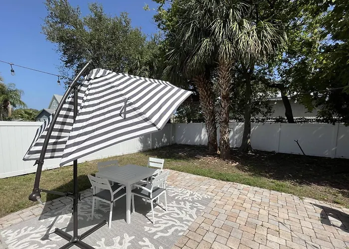 Beachy 2/1 Condo, One Block Downtown Palm Harbor!
