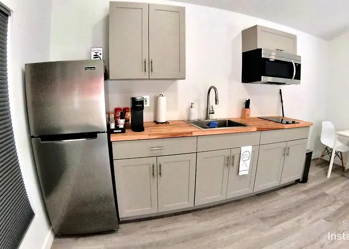 All Modern Studio With Private Entry & Parking.