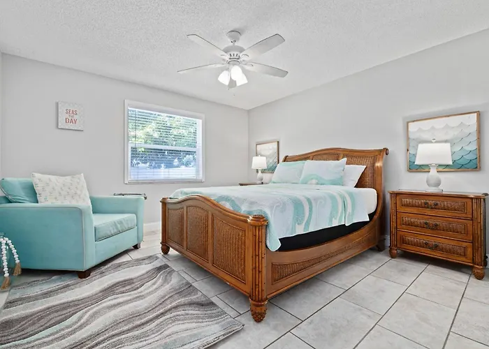 Beachy 2/1 Condo, One Block Downtown Palm Harbor!
