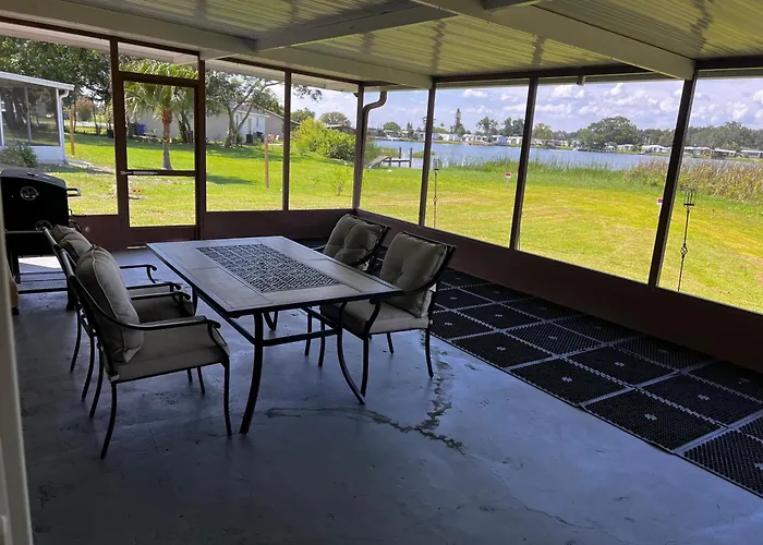 Lakeside Retreat - 3 Bedroom, 2 Bathroom House By The Lake