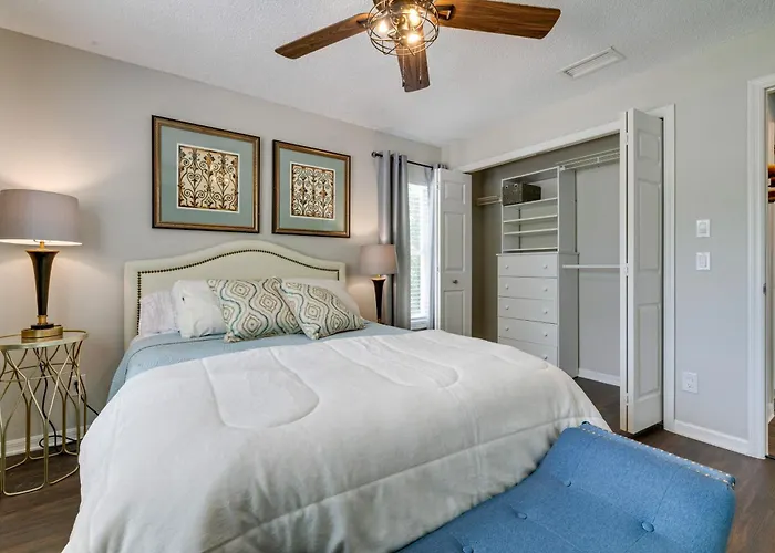 Family Getaway W/ Games & Pool In Spring Hill