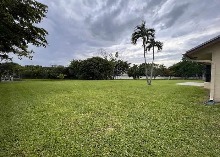 Entire Single Family Home 3 Bed 2 Bath In Water Front Big Cozy Back Yard View