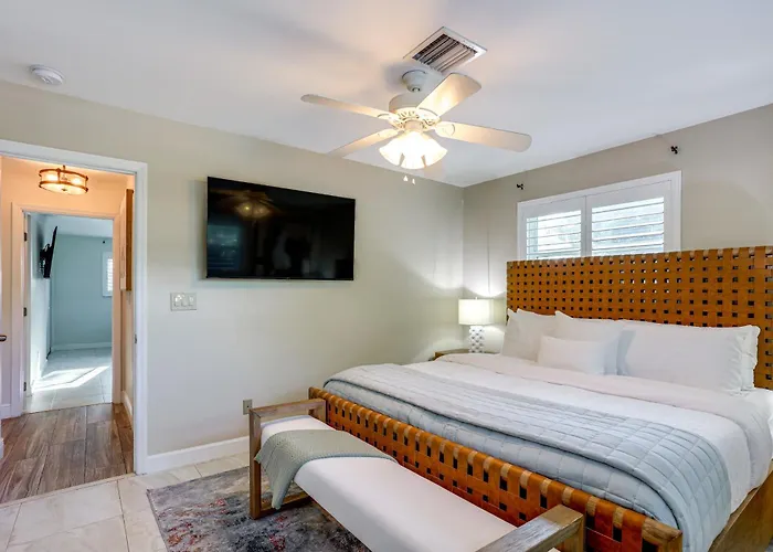 Fenced Yard, 4 Mi To Stuart Beach: Family Retreat!