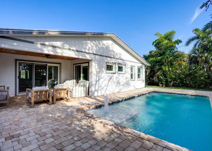 Fenced Yard, 4 Mi To Stuart Beach: Family Retreat!