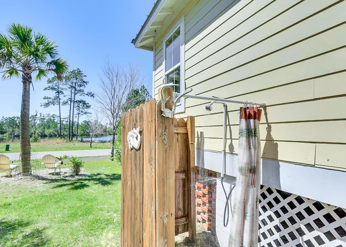 Lovely Carrabelle Home W/ Lake Views & Pool Access