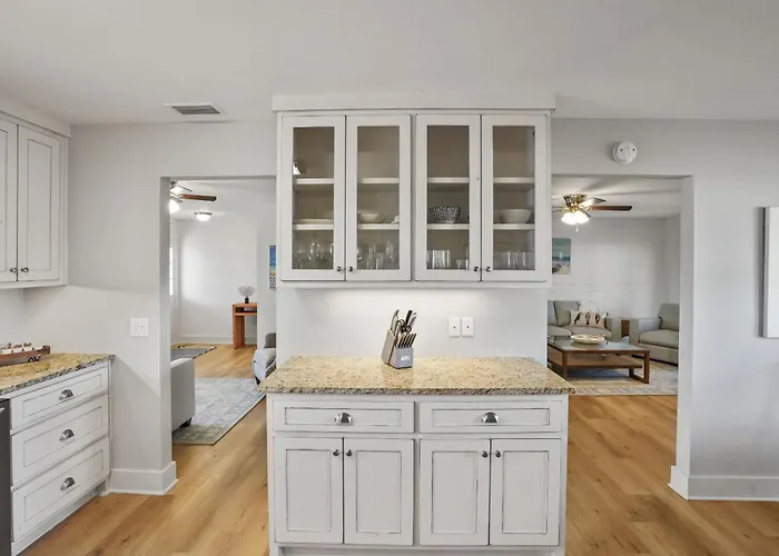 Southern Mermaid Cottage- Pet Friendly Fenced