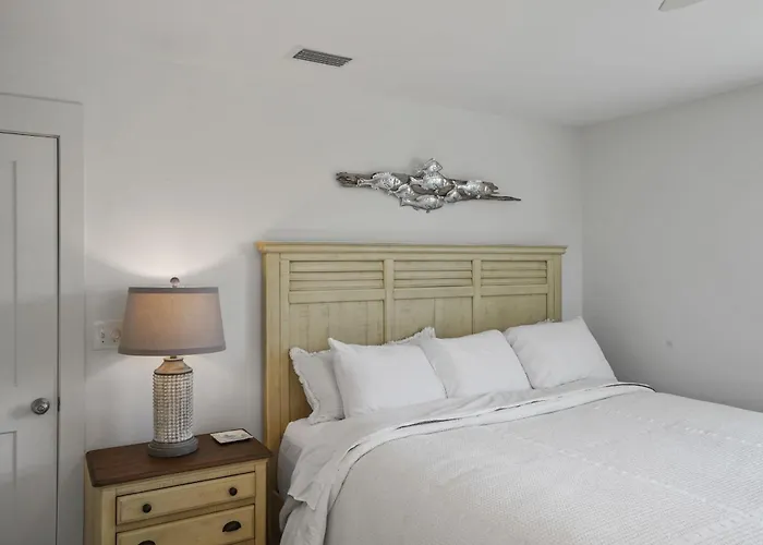 Southern Mermaid Cottage- Pet Friendly Fenced