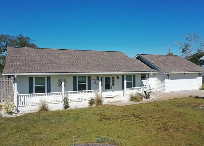 Southern Mermaid Cottage- Pet Friendly Fenced