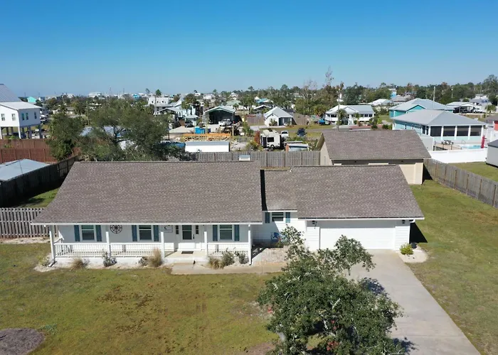 Southern Mermaid Cottage- Pet Friendly Fenced