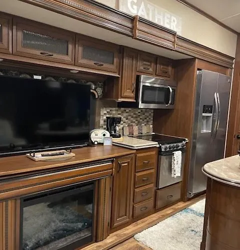 Happy Glampers Two Bathroom W/Golf Cart