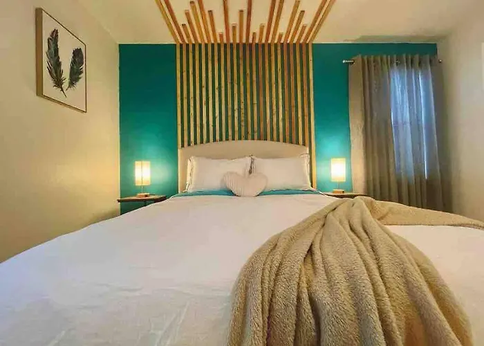 The Botanical Retreat, King Comfort & Poolside Peace