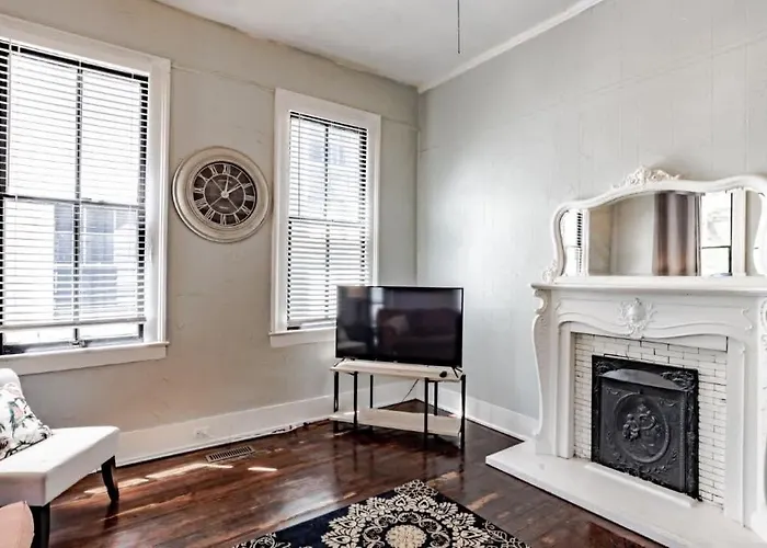 Mins From Downtown & Dining, Dauphin Darling 2