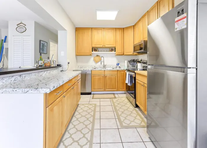 Jensen Beach Home: Walk To Beach Access!