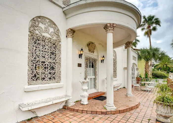 Sprawling Daytona Beach Villa Less Than 1 Mi To Beach!