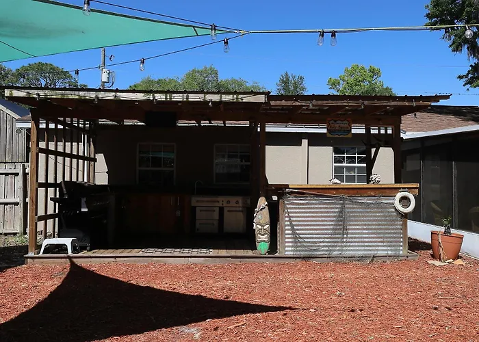 3 Bdrms & Private Backyard Tiki Courtyard & More