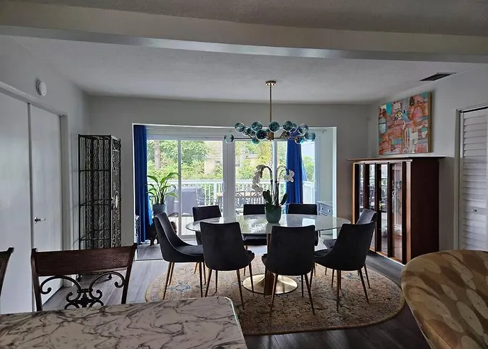3 Bedroom Casa Azul In Historic Northwood Hills