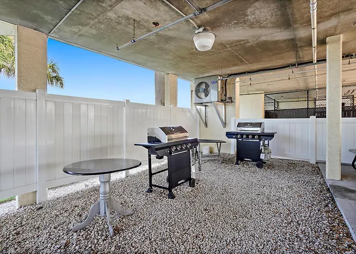 Oceanfront Luxury Condo! Mins To Beach! Rum Bar Next Door!