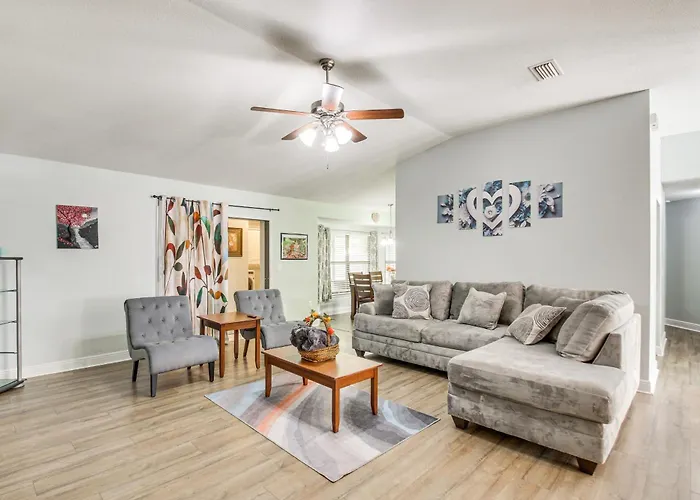 Crestview Family Home: Screened Porch & Games!