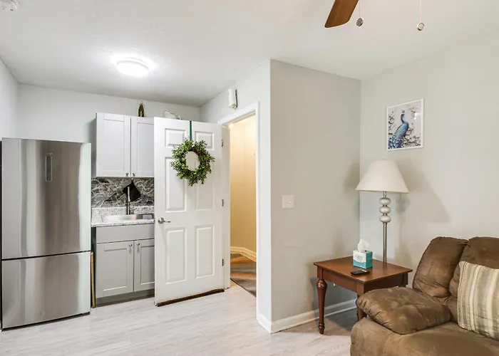 Crestview Family Home: Screened Porch & Games!