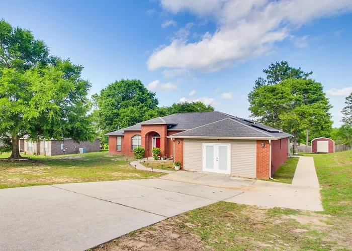 Crestview Family Home: Screened Porch & Games!