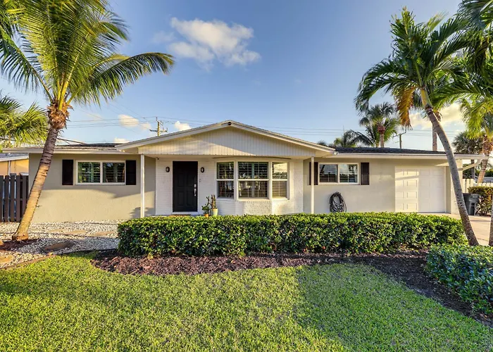 Location, Location! Stylish Home In Palm Beach!