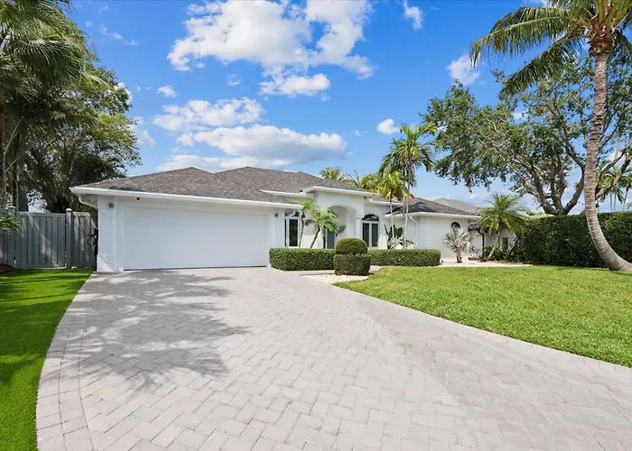 Luxury Modern Waterfront House In Best Location! King Bed Suite & Close To Beach