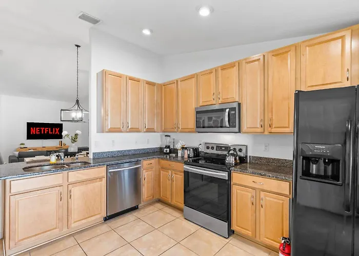 Beach House King Bed Pet Friendly! Fast Wi-Fi Netflix Garage