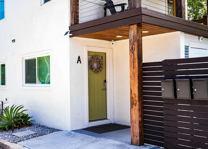Shares Courtyard Luxury Apt - New!