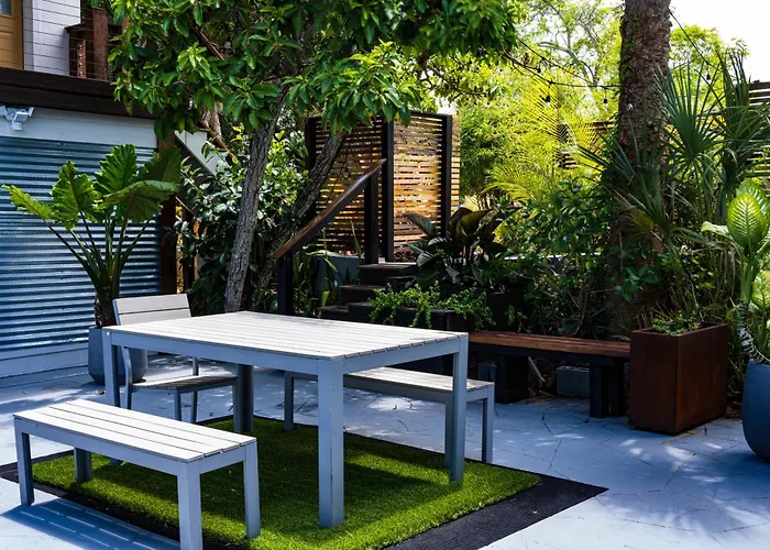 Shares Courtyard Luxury Apt - New!