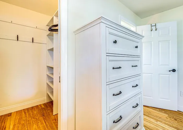 Location, Location! Stylish Home In Palm Beach!