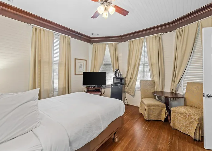 Coombs Inn & Suites