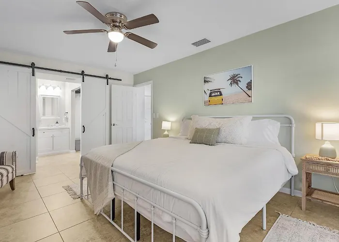 Cozy Retreat, Heated Pool, Water Canal, Bikes,3 Bedroom
