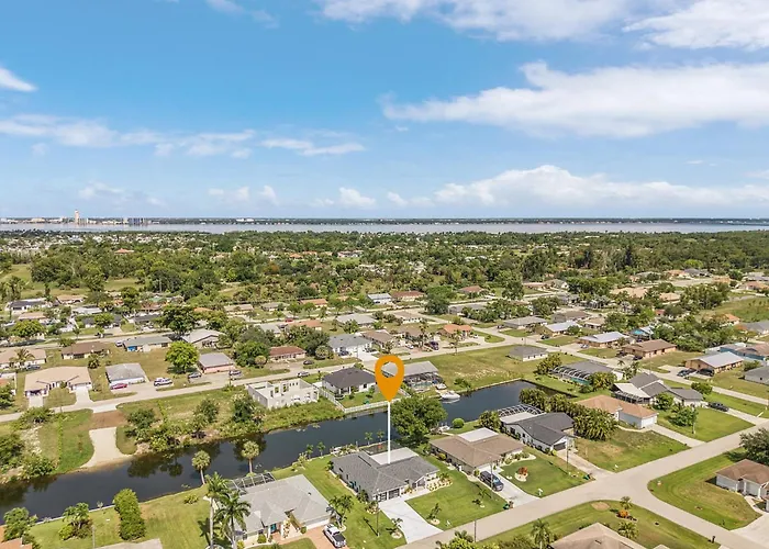 Cozy Retreat, Heated Pool, Water Canal, Bikes,3 Bedroom