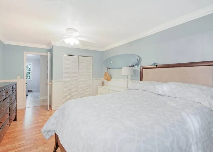 Large Private Home With Swimspa 100 Steps From Beach