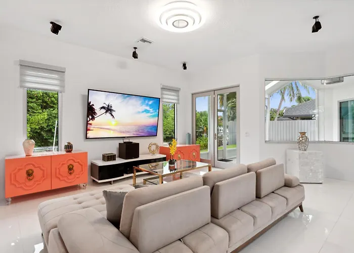 Luxury Modern Waterfront House In Best Location! King Bed Suite & Close To Beach