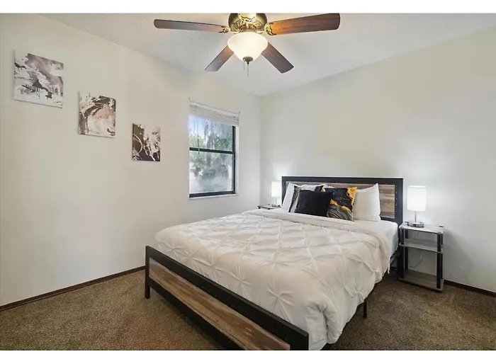Spacious Luxury Villa Near Downtown & Shopping Districts
