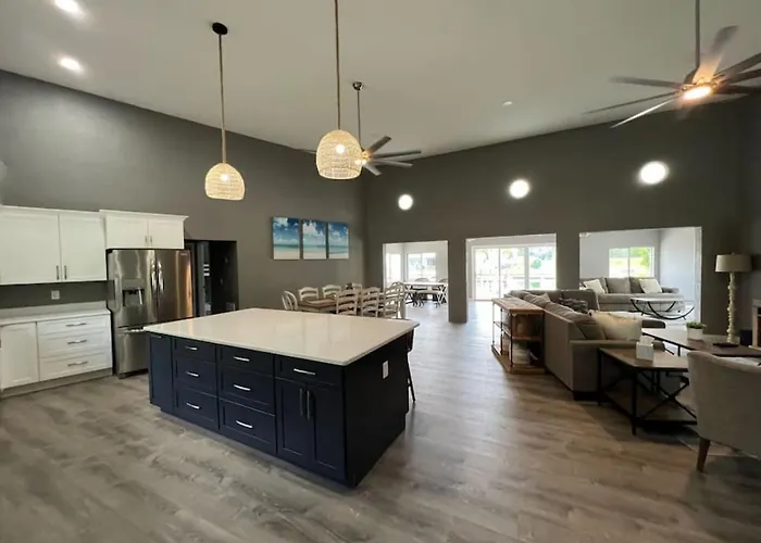 Spacious 4 Bedroom With 2 Baths With Pool And Boat Dock