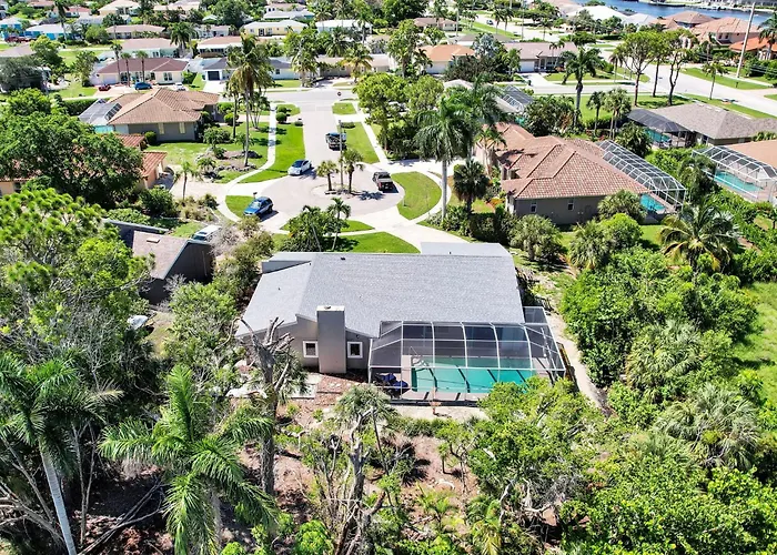 5 Beds 3 Bdr 2 Bath Heated Pool, Grill, Patio